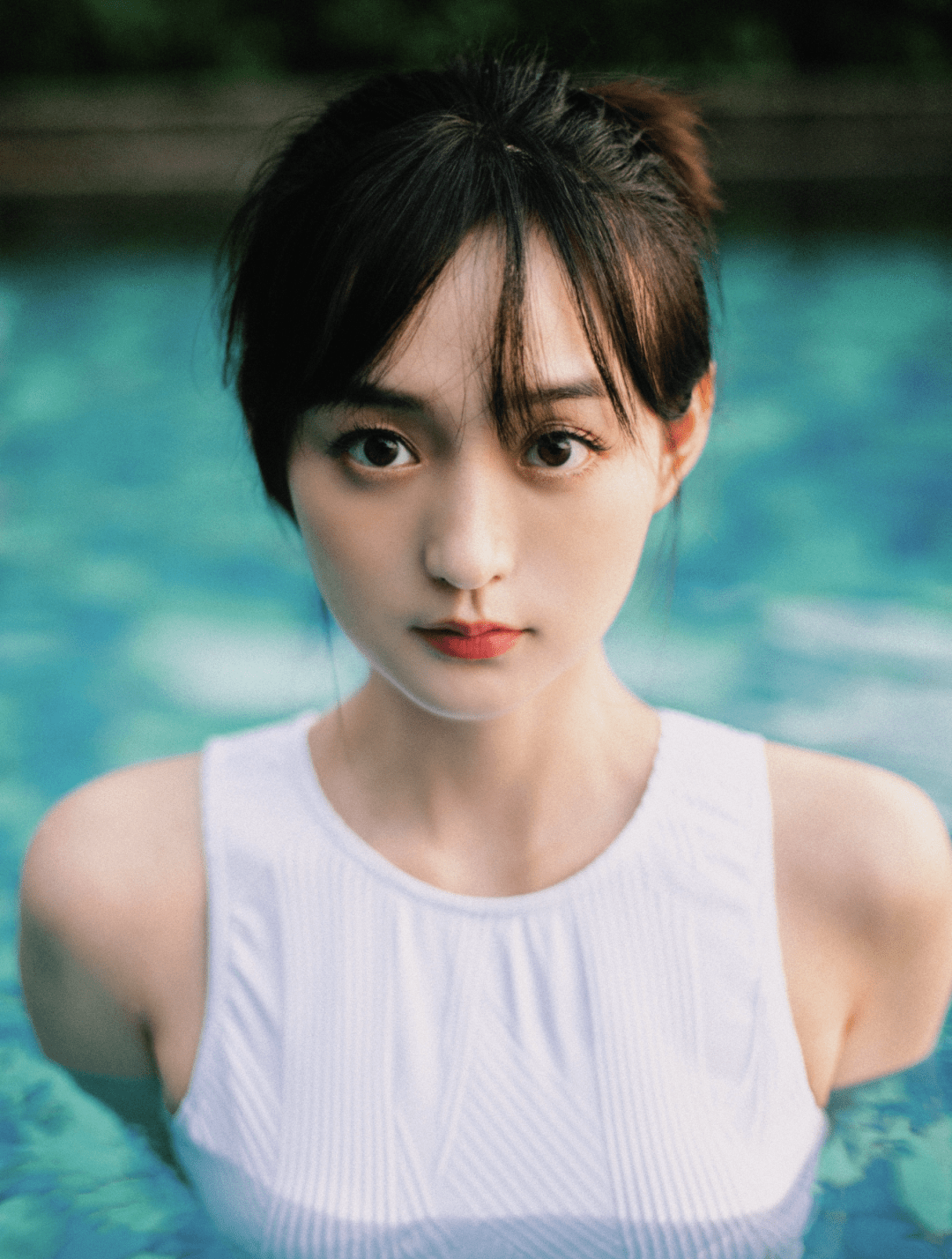 《战至巅峰》中,何泓姗体验了职业电竞选手的生活,认真学习,刻苦训练