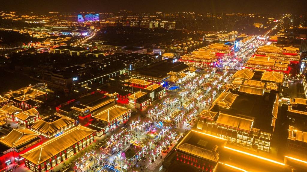 航拍西安大唐不夜城新春夜景 灯火璀璨流光溢彩_icphoto_陕西_图片