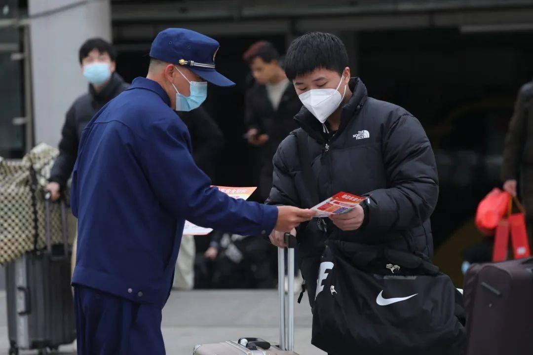 家中廚房的抽油煙機要常清洗,防止因炒菜時,火苗點燃抽油煙機油脂,從