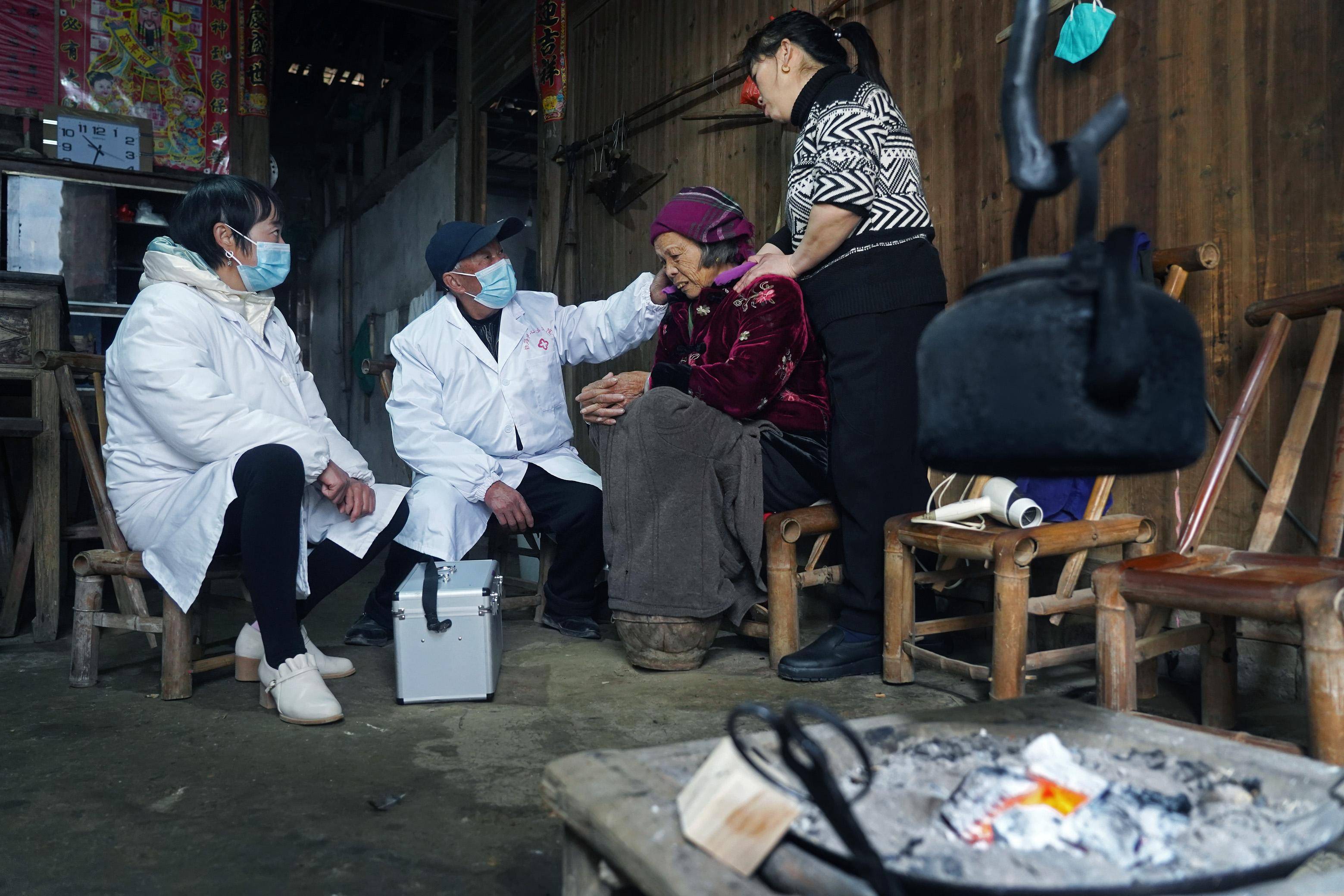 陈冬根说,他们一家三代都在秋生叔手上看过病,有他在,全村人都安心.