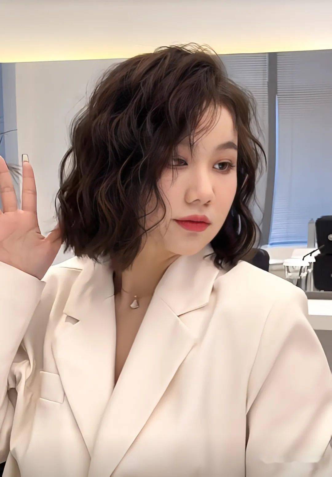 2023新年发型"短发烫个卷"显脸小巨减龄_中国_头发_形象