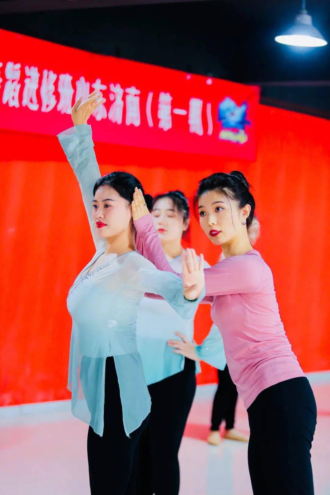 承担着北京舞蹈学院的学历教育 函授 和 非学历教育