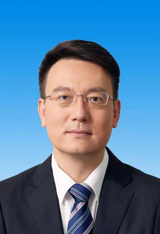 海南省第七届人民代表大会第一次会议1月17日选举冯飞为省长,沈丹阳