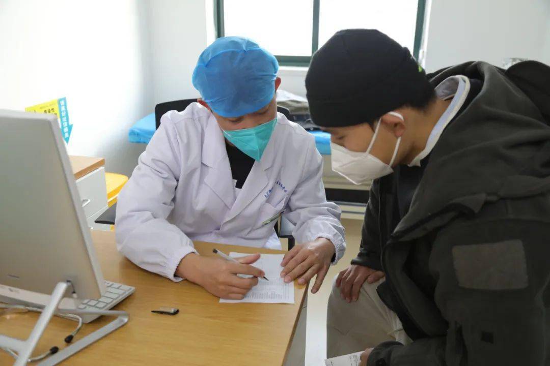 梁浩今年42岁,大学毕业后的他正式成为一名医生,从事儿科诊疗工作已有