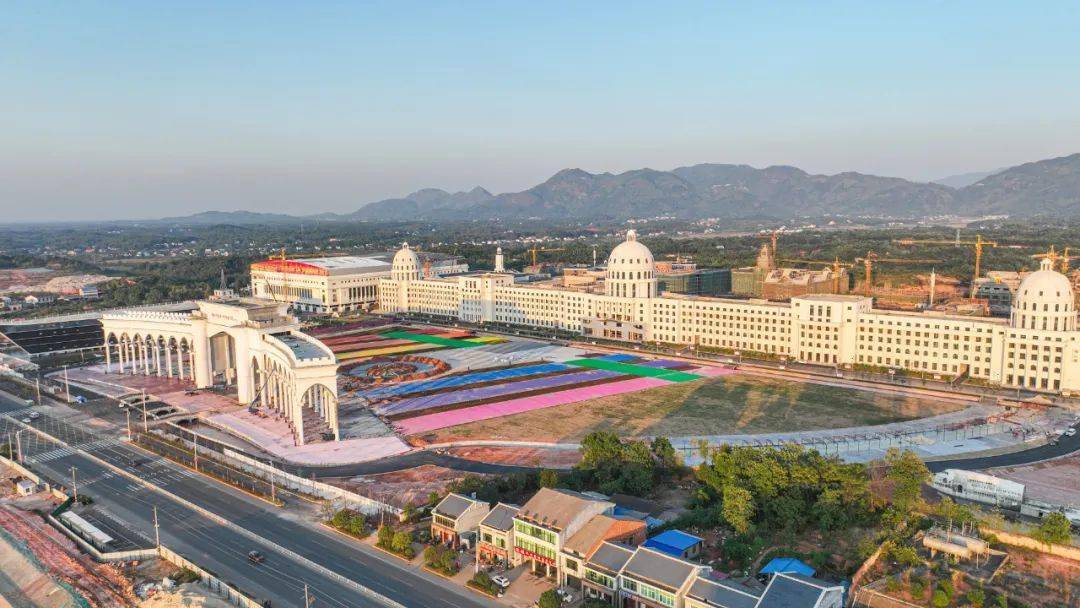 就在首开区对面,占地约1500亩的湖南中医药大学湘杏学院湘阴校区气宇