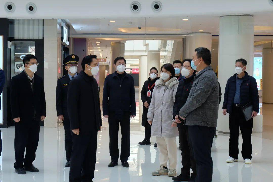 在菊园新区信业购物中心,陆方舟详细察看超市中各类商品的供应情况