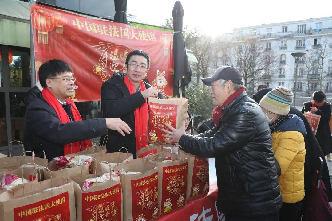 中国驻法使馆在巴黎13区向困难侨胞发放"春节包"_祝福_祖国_旅法