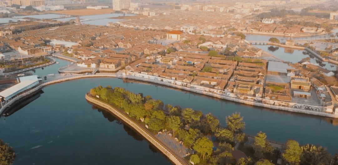 郑正秋故居,位于汕头市潮南区成田镇上盐村,建于1886年,坐北向南,面宽