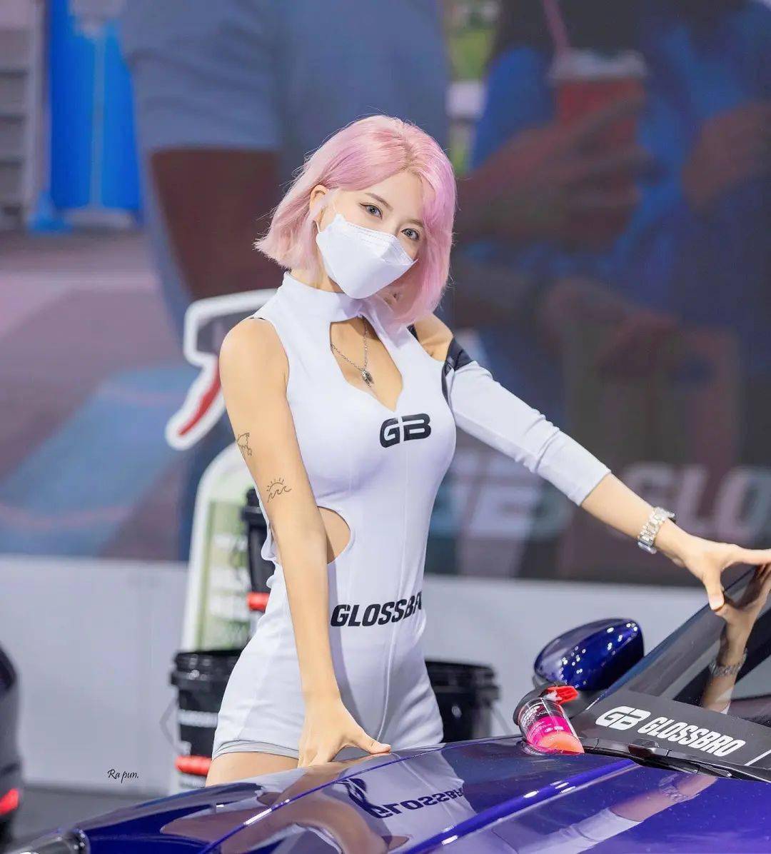 dj soda「拜年小视频」曝光化身兔女郎大秀球鞋美腿