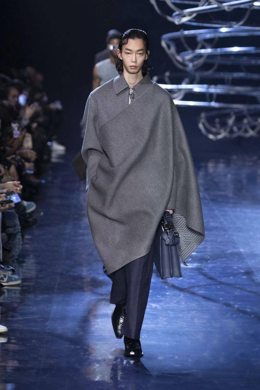 芬迪2023秋冬高定女装走秀图片(fendi2023秋冬)