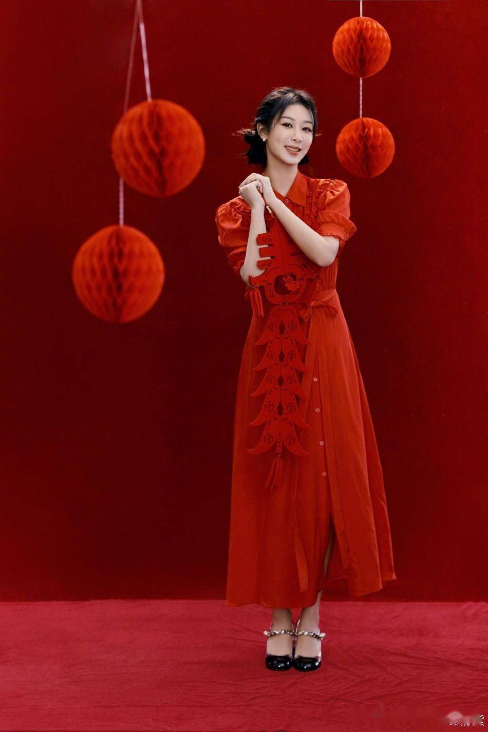 杨紫一袭红裙给网友拜年 持红包俏皮合影喜庆又可爱