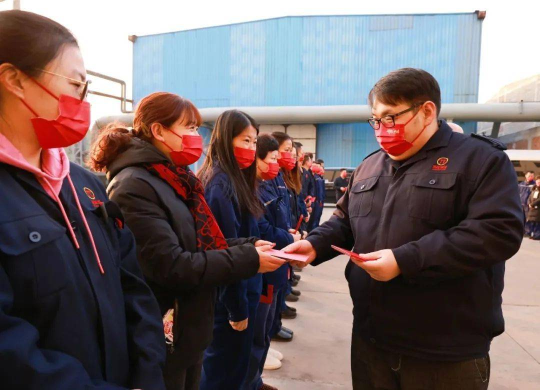 副总裁张锡尧除夕慰问一线荣程家人_集团_坚守_生产