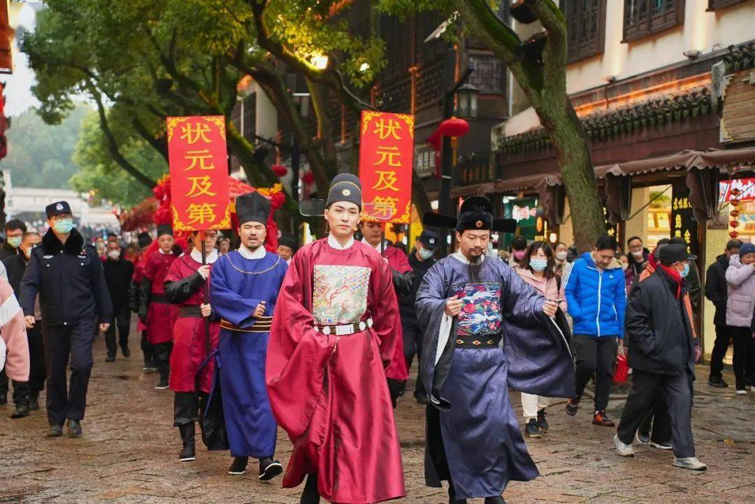 早上9点半,在古镇石牌楼,"新科状元郎"方卿喜接皇榜,随后众人敲锣打鼓