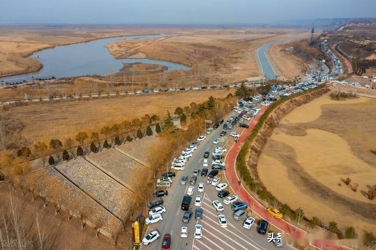 2023兔年春节山西万荣黄河—号旅游公路人气"爆棚"车辆"扎堆"_庙前