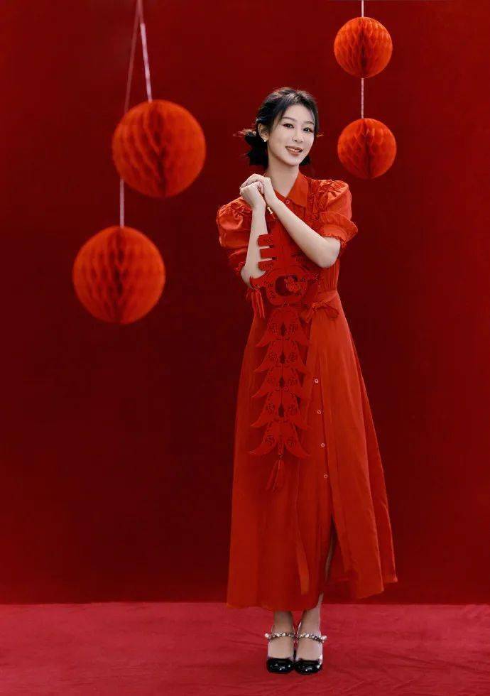 今年春晚的c位,竟然是她?_礼服_中国_衣服