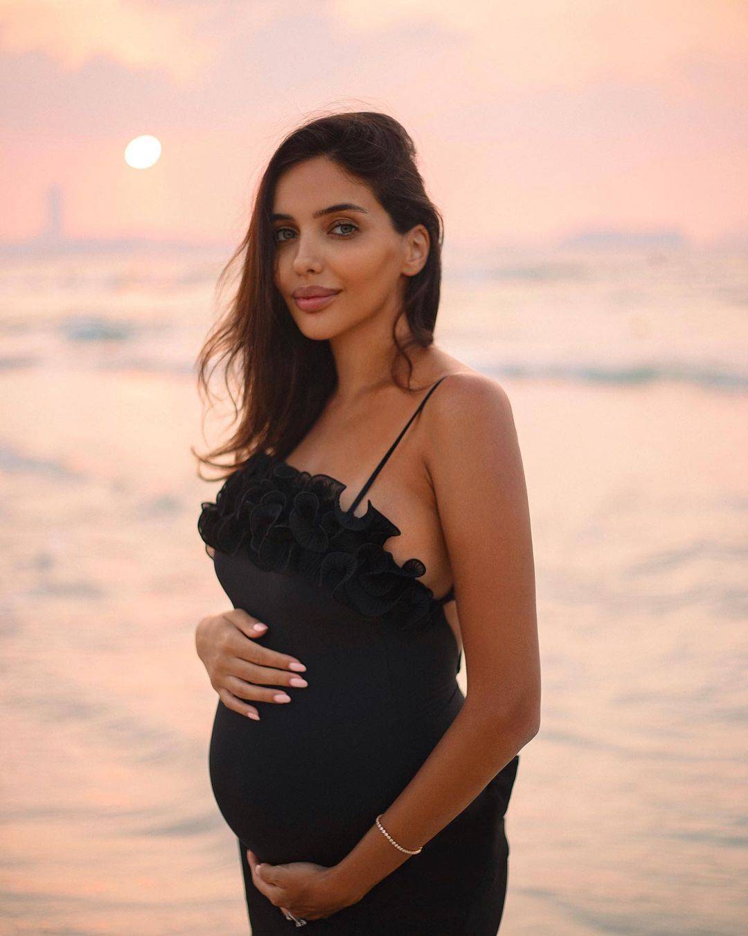 【社交秀】阿圭罗女友练瑜伽 格策妻子美艳自拍_女儿_苏亚雷斯