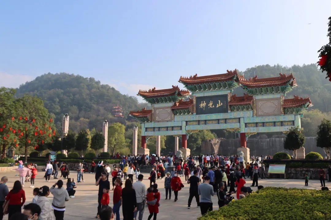 兴宁神光山游客激增.请避开高峰出行!_景区_停车场_车辆