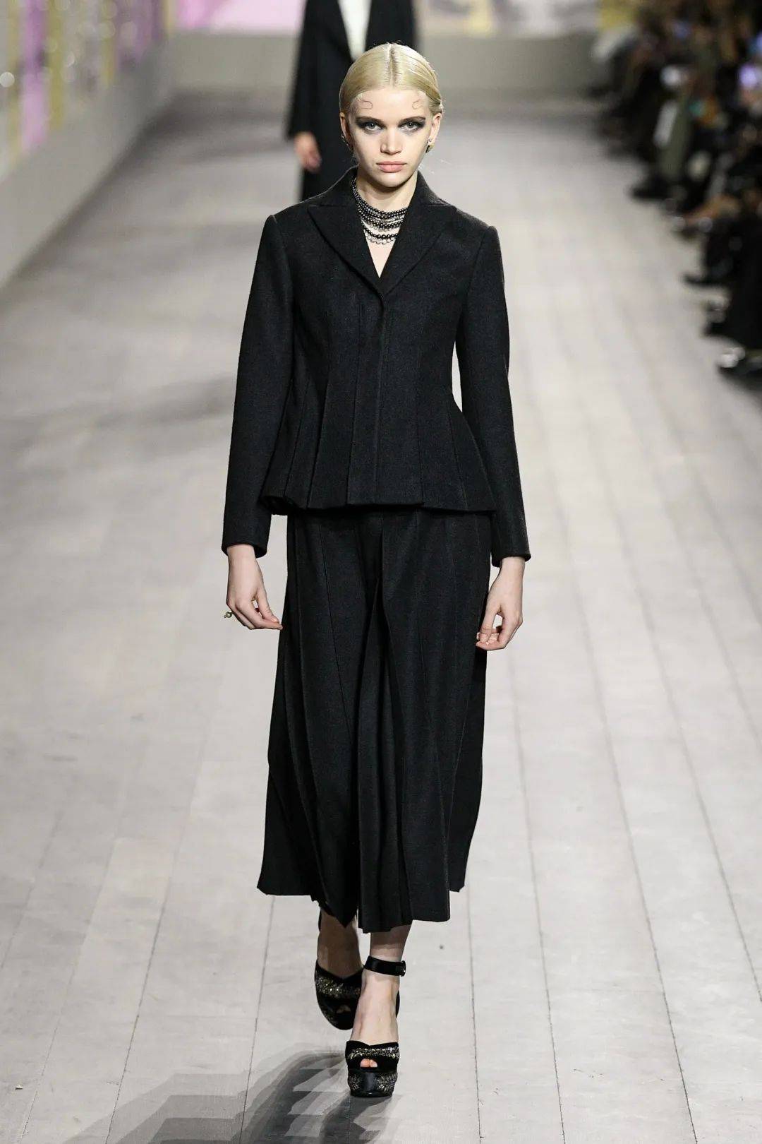 也"隐藏"在流畅简约线条勾勒出的大衣中,无论是黑色斗篷还是典雅的黑