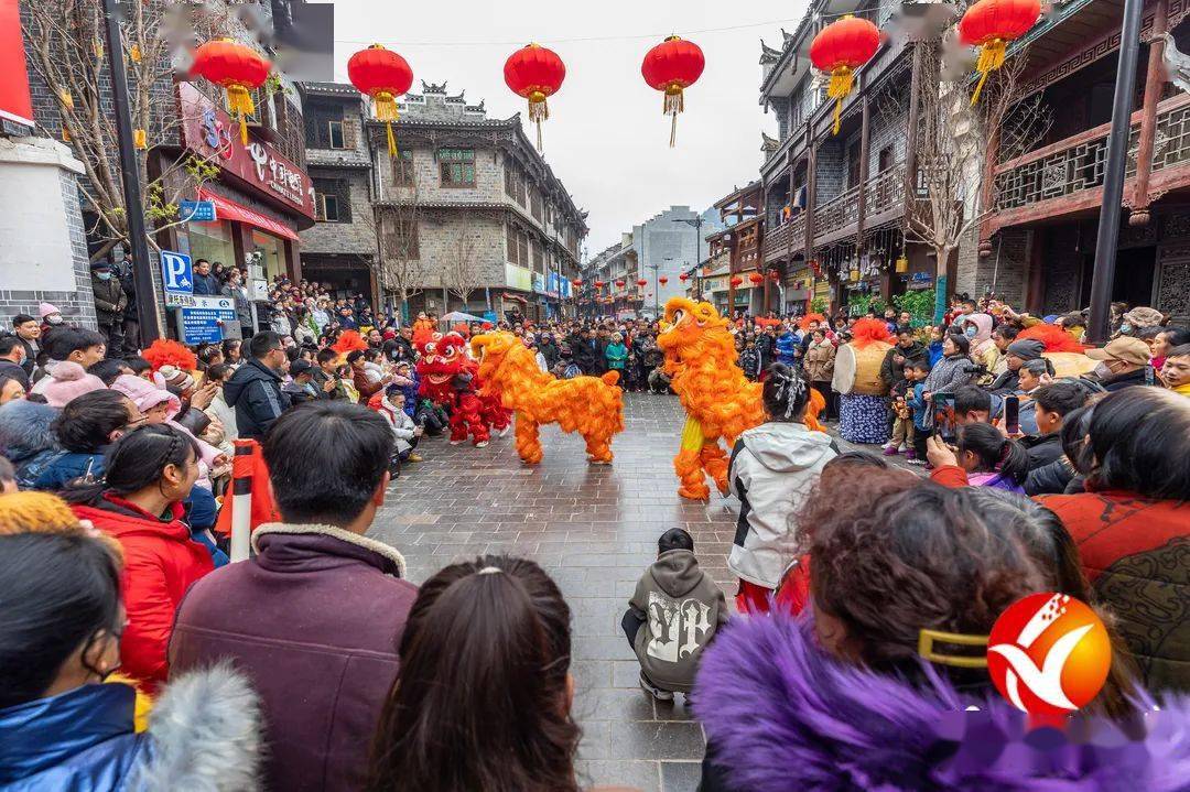 千人共享长龙宴 边城茶峒景区开启"人从众叕"模式_游客_花垣县_旅游