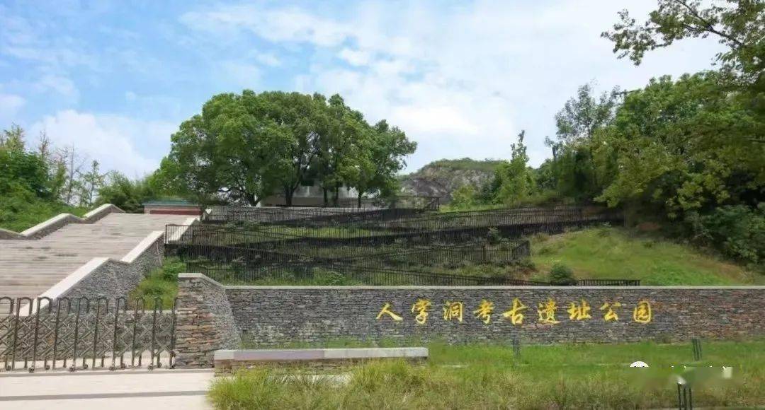 人字洞考古遗址公园讲解员范霞向吴京介绍了馆藏情况,里面展示的各类