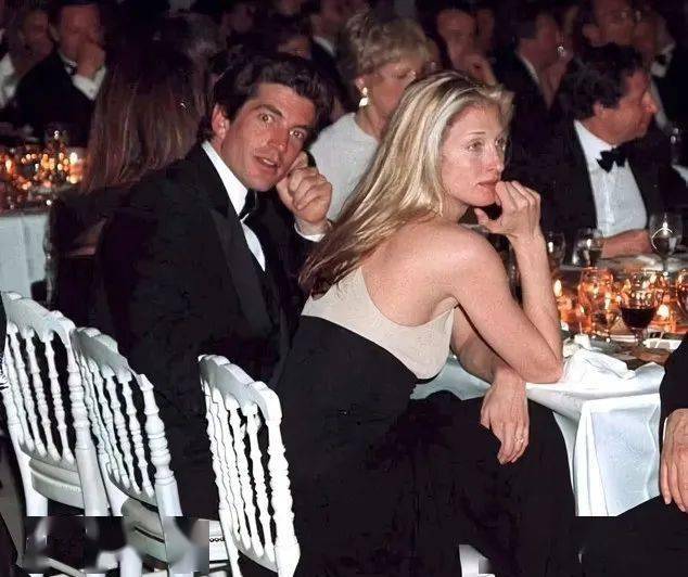 从柜姐到美国第一灰姑娘,嫁入豪门三年后,她死了_肯尼迪_卡罗琳·贝