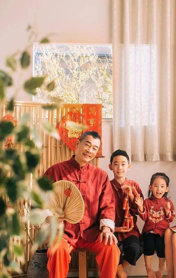 陈小春细仔激罕曝光 甜美长发look被误认"妹妹"_hoho_一家_jasper