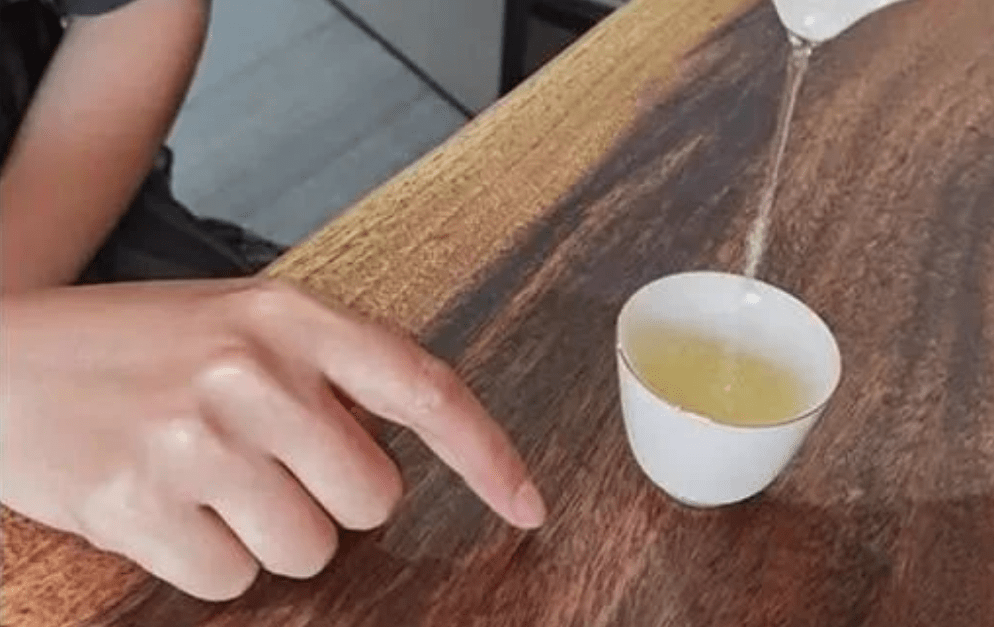 给别人倒酒,对方"敲桌子"是什么意思?