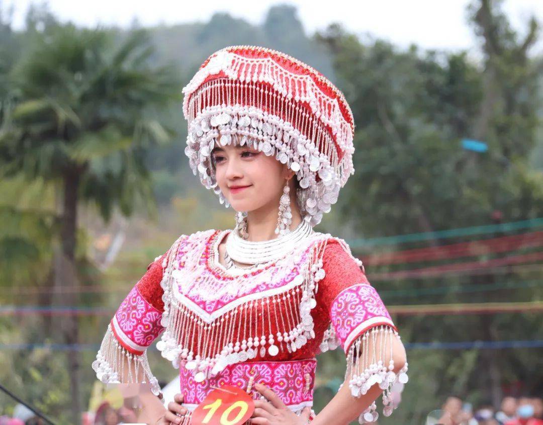 轻快的音乐响起,苗族姑娘们身着精心准备的苗族服饰,迈着自信的步伐