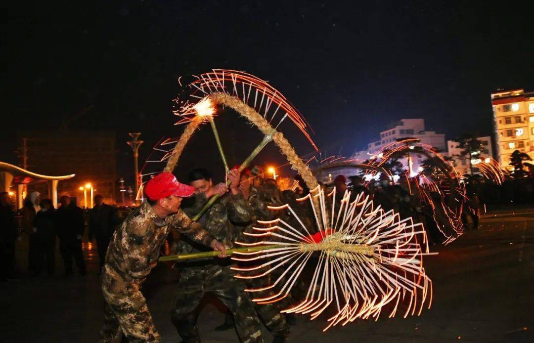 舞香火龙是客家人在春节,元宵节祈盼丰收和国泰民安的一种传统民俗