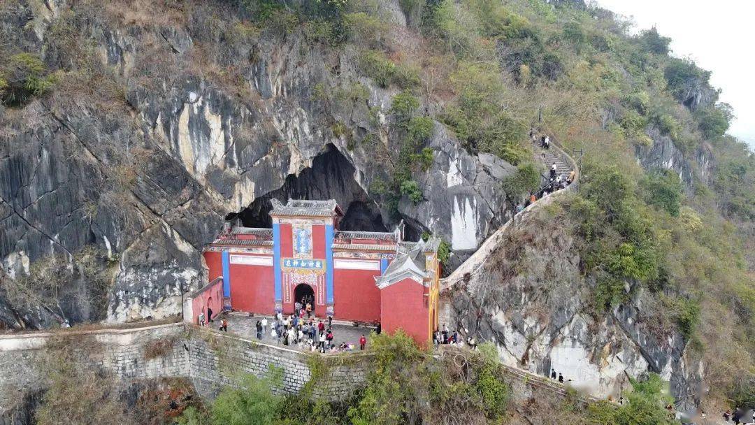 在龍州縣城內的各景區景點遊人如織,紅八軍紀念廣場,龍州起義紀念館