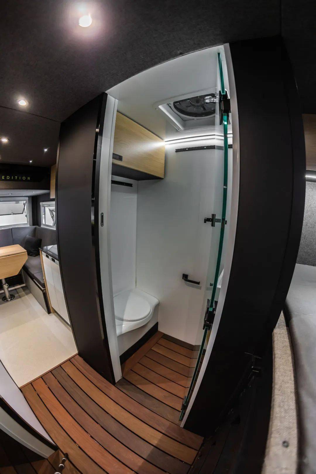 当斯太尔91遇见时尚房车 老外用军版1491 6x6底盘改装的越野房车效果