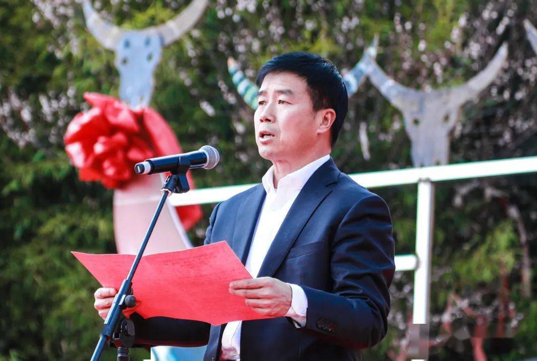 省财政厅二级巡视员何茜华,省文化馆馆长郭维平,县委书记王远,县委副