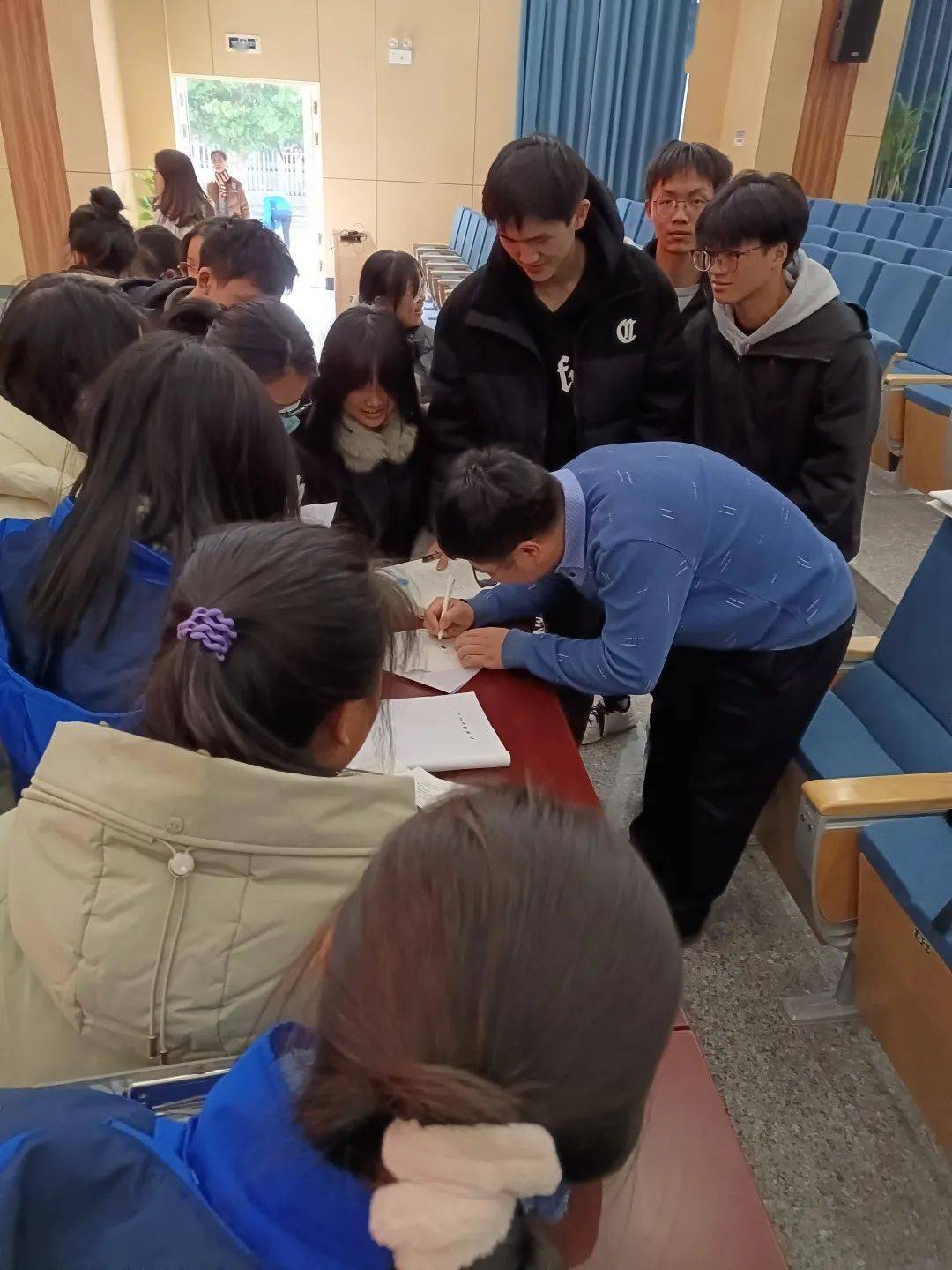 南康中学2001届杰出校友回母校讲学_朱圣棋_雷达探测_青年