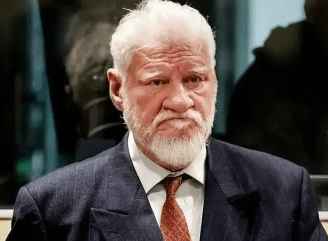 比较著名的是,2017年有个白胡子老头在国际法庭受审的时候,直接拿出来