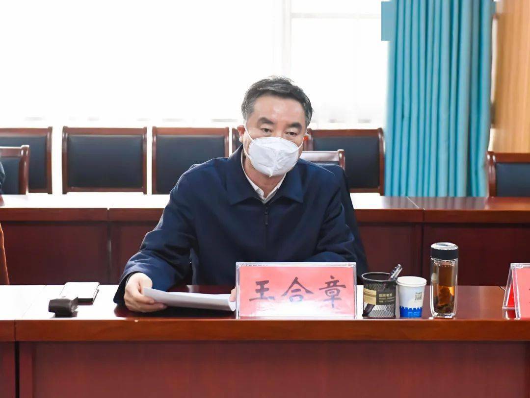 市人社局局长王合章主持座谈会议,并介绍学生实训和校企合作等工作
