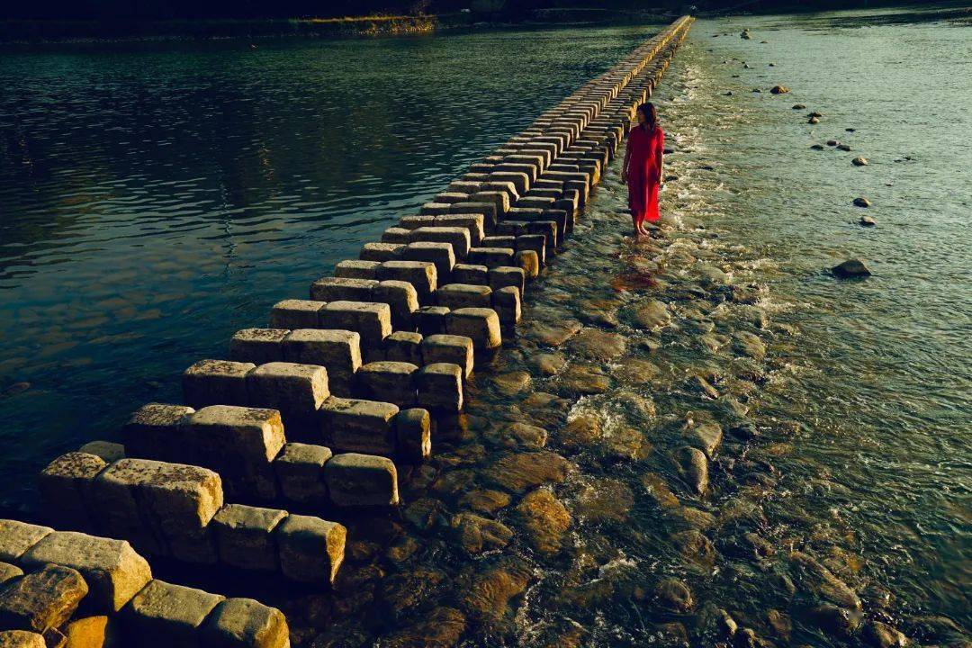 林夕/摄碇步是古代先民为便利溪流两岸间往来而创造的特殊构造的桥梁.