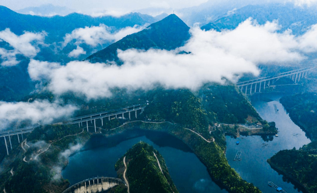 溪河縱橫,群山逶迤,一條條高速公路,既是山區連通外界的快速通道,也