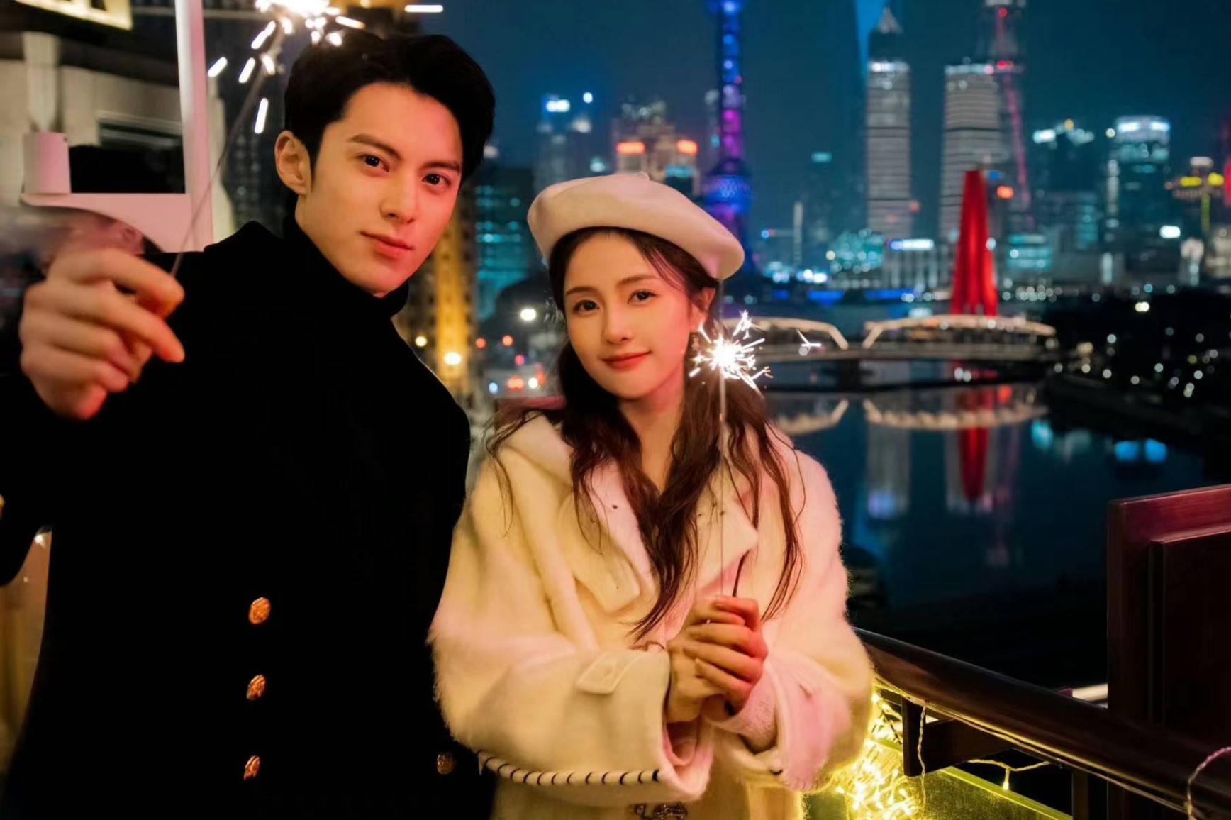 白鹿王鹤棣《以爱为营》路透,环抱看剧本甜昏了_郑书意_时宴_交流