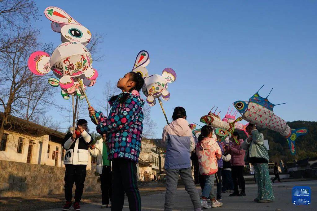 我们的节日·元宵节｜新华社聚焦黟县宏村：“兔灯”点亮千年古村