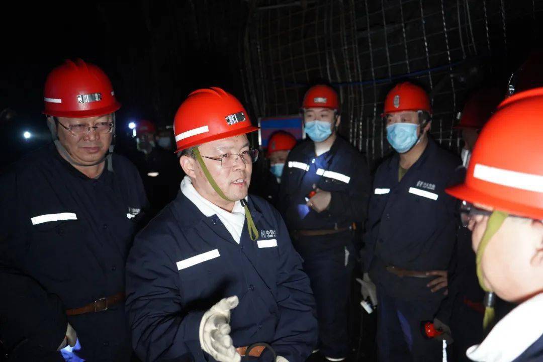 在该矿212302上分层回风顺槽工作面,崔义一行听取了