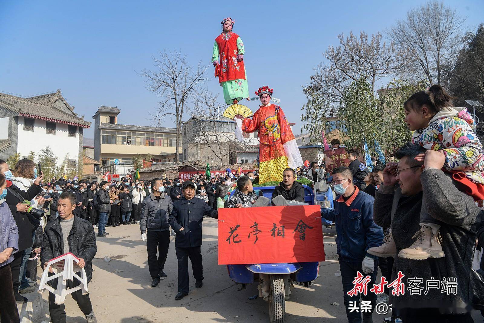 天水市麦积区街亭村:人山人海闹新春_甘肃_佳节_市民