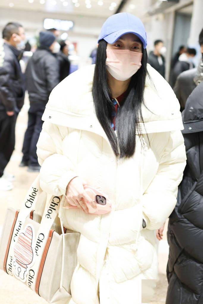 范冰冰与母亲"黑白配"并肩现身机场 优雅气质如出一辙_张传美_北京