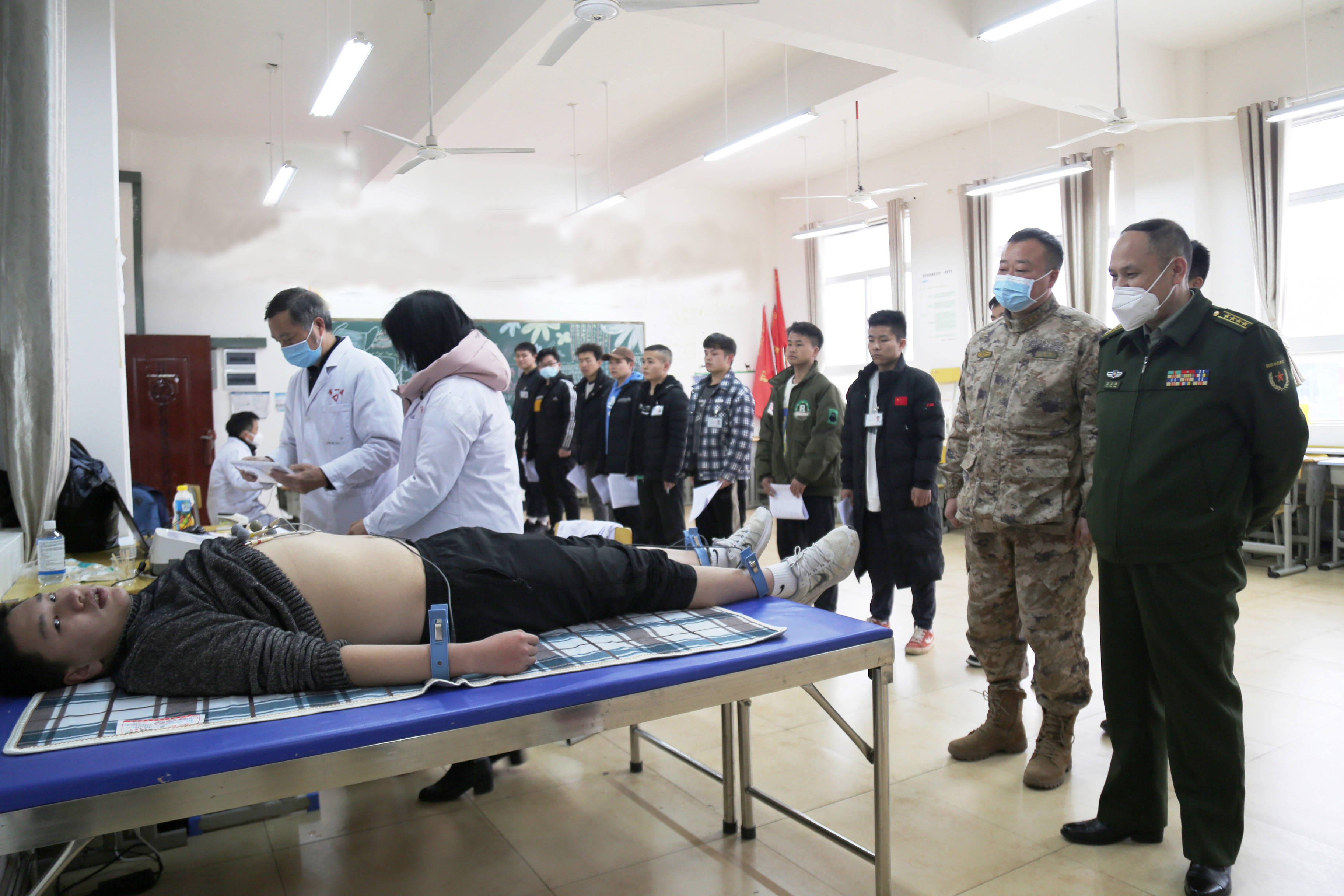 按照体检科目分批分组有序进行内外科,五官科,视力,血压等10多个项目