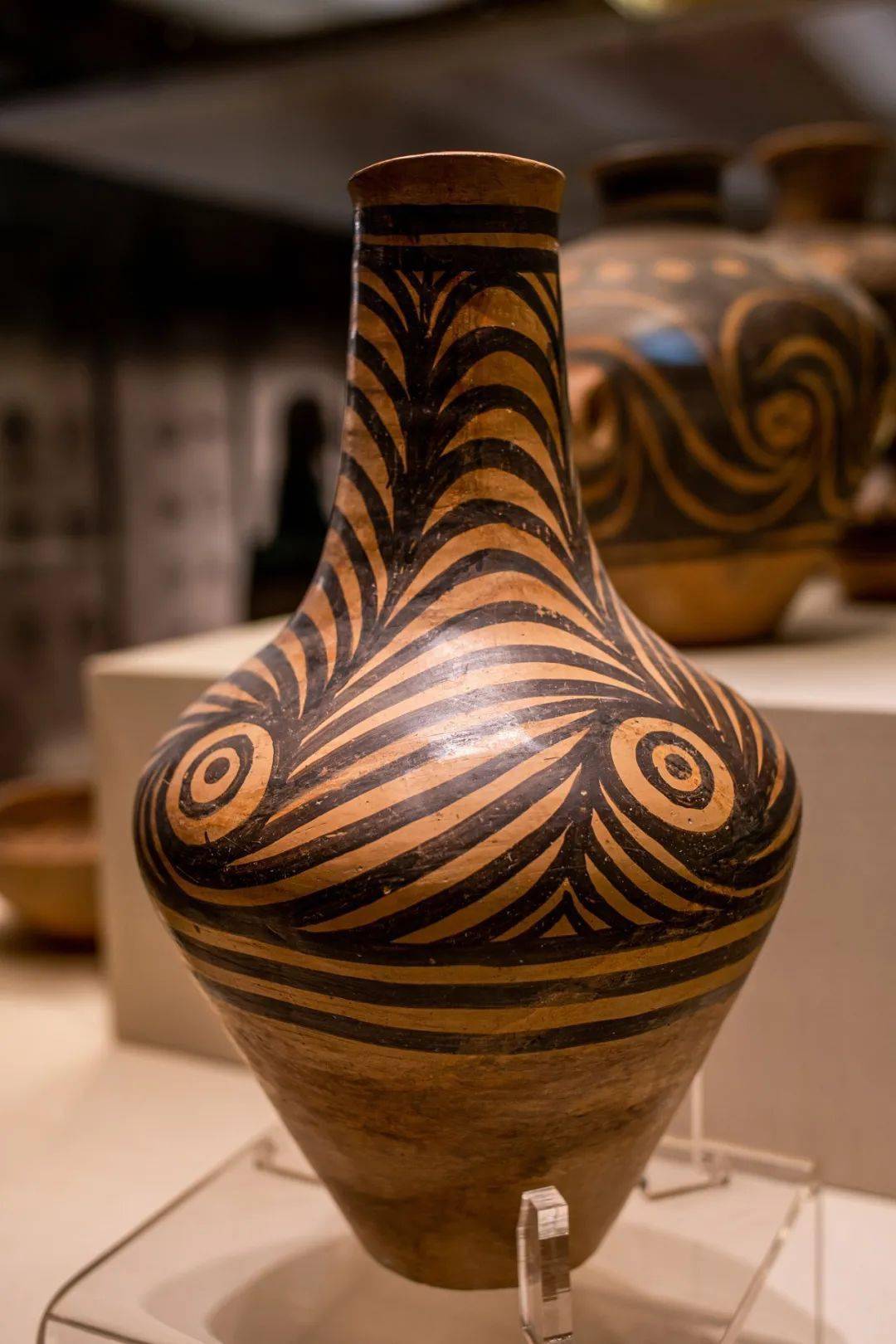 马家窑炫纹彩陶瓶,带给人一种原始的雍容美感.