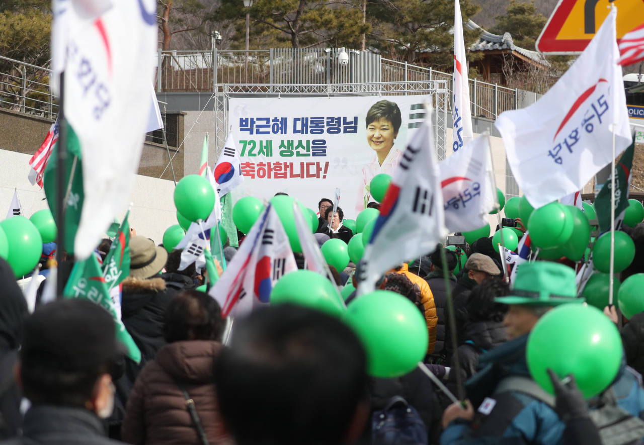 “韩国”朴槿惠71岁生日被数百粉丝堵门：支持者挥旗呐喊蛋糕礼物摆满一桌