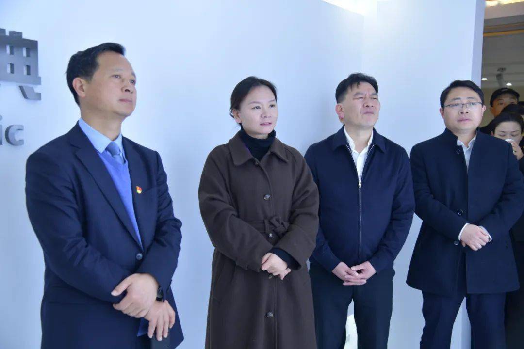 热火朝天的生产场景,让县委书记李镇江有了更深入的思考:"此次实地