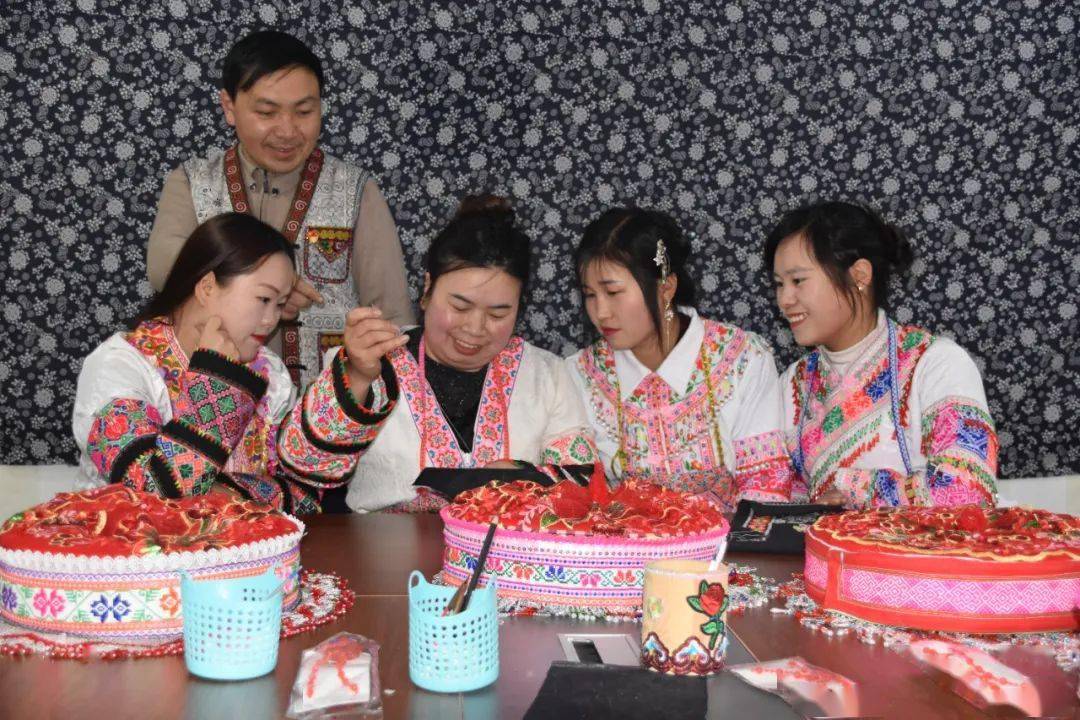 【新春走基层】桐梓:苗家女"绣"出致富花_马建容_马鬃苗族乡_刺绣