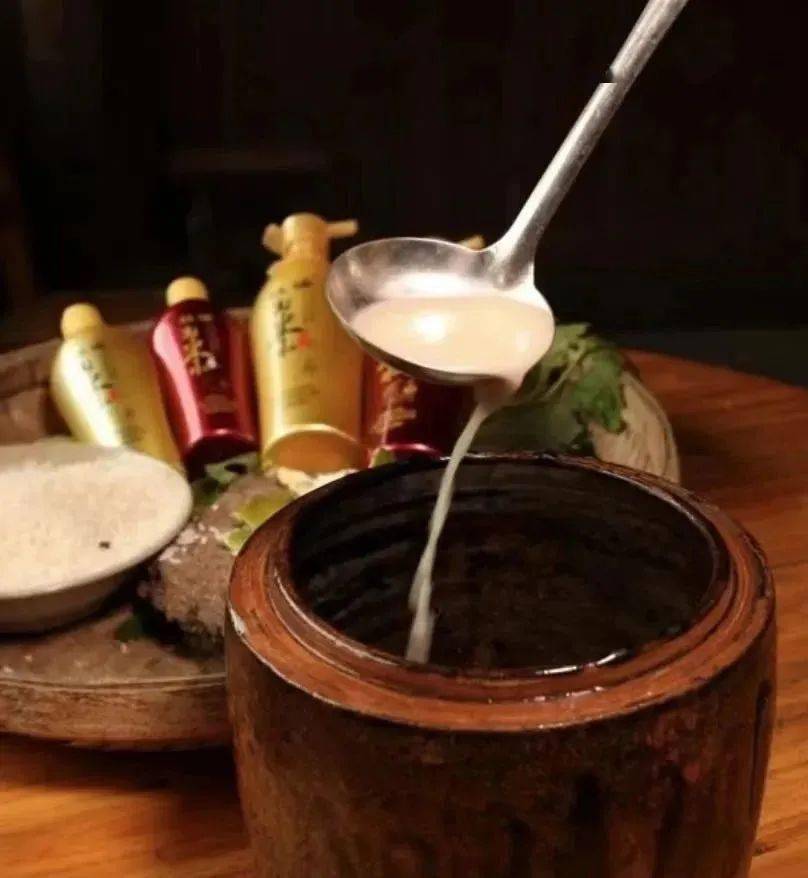 以及当地瑶族的草本成分放进发酵好的淘米水中;红瑶女们会先把淘米