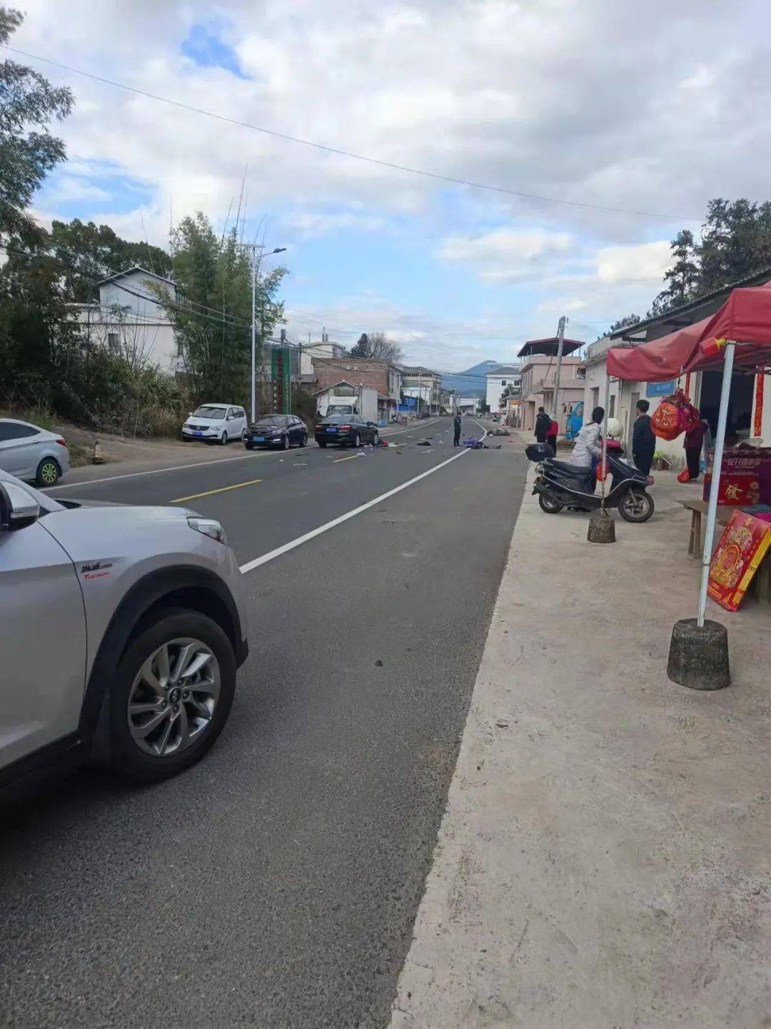 1月31日下午16时,在梅州平远仁居飞龙广场附近路段发生车祸,致使摩托