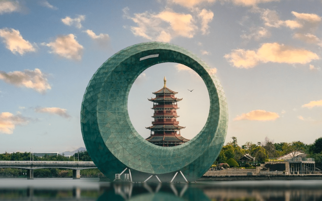 闪耀的夜空,一盏盏红色孔明灯……月光环灯光秀但月光环景观又上新